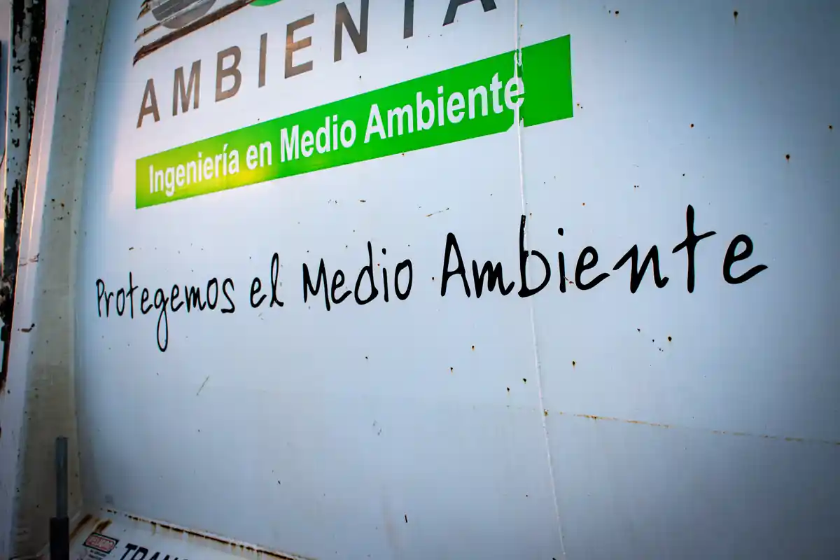 Slogan Protegemos el Medio Ambiente en compactador